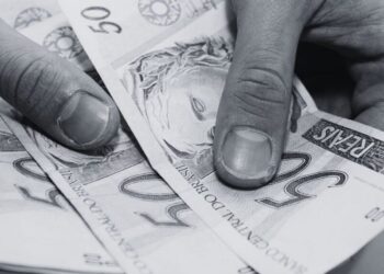Fim das notas de dinheiro em papel: BC envia COMUNICADO após avanço do PIX