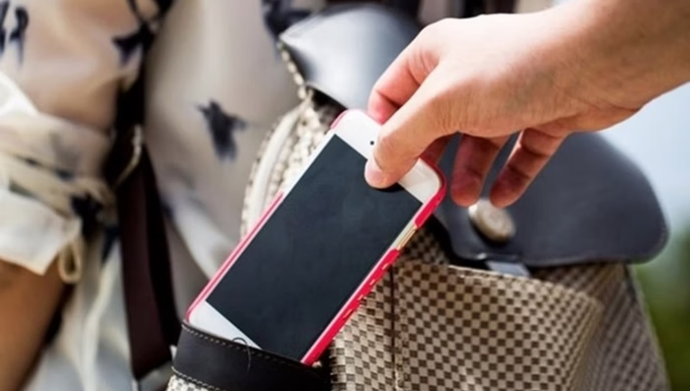Criminosos usam falso vômito para roubar celulares em ônibus; veja como não ser vítima