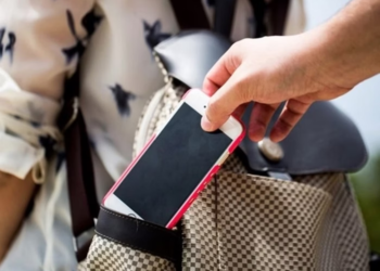 Criminosos usam falso vômito para roubar celulares em ônibus; veja como não ser vítima