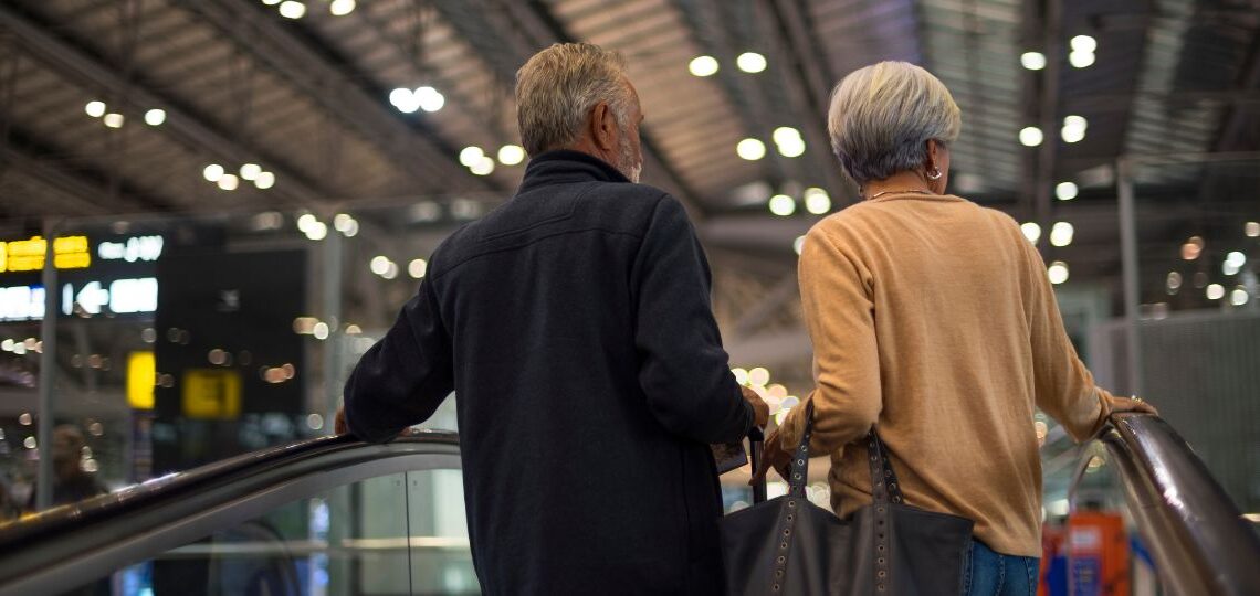 Viajar de avião muda para idosos de 60 anos em 2026; veja exigências