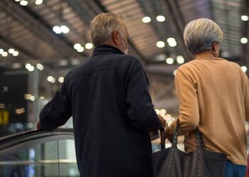 Viajar de avião muda para idosos de 60 anos em 2026; veja exigências