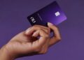 Cartão do Nubank na mão de uma cliente