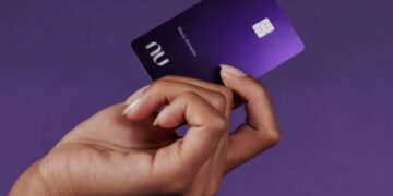Cartão do Nubank na mão de uma cliente