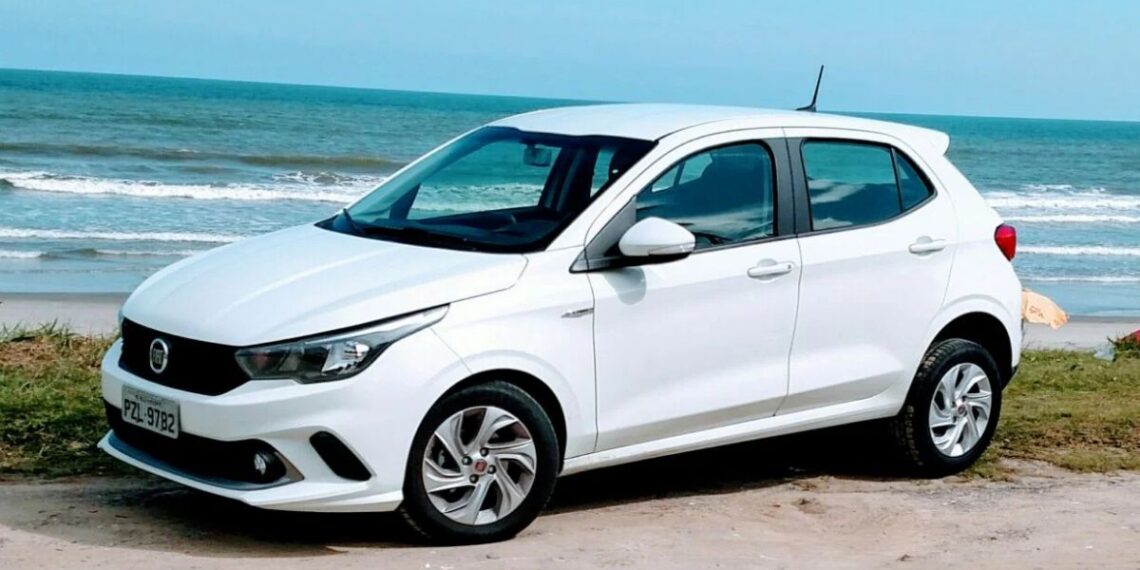 Fiat Argo branco estacionado