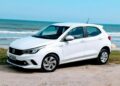 Fiat Argo branco estacionado