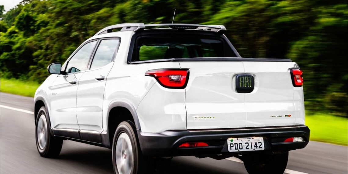 Fiat Toro branca na estrada