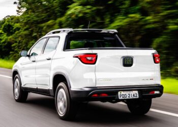 Fiat Toro branca na estrada