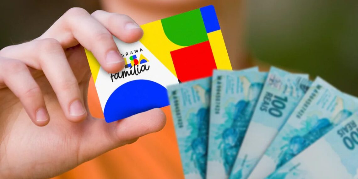 Cartão do Bolsa Família e dinheiro na mão de uma mãe