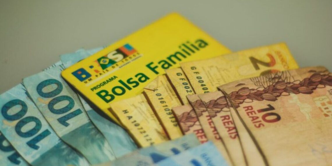 Governo investe R$ 12,9 bilhões no Bolsa Família de maio; benefício médio é R$ 678,01 por família — veja o que faz o valor variar de R$ 600 a R$ 950