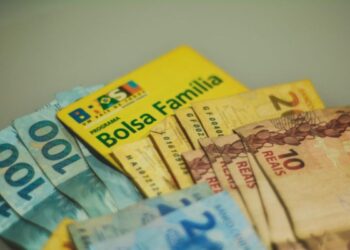 Governo investe R$ 12,9 bilhões no Bolsa Família de maio; benefício médio é R$ 678,01 por família — veja o que faz o valor variar de R$ 600 a R$ 950