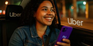 Uma mulher dentro do Uber com celular na mão