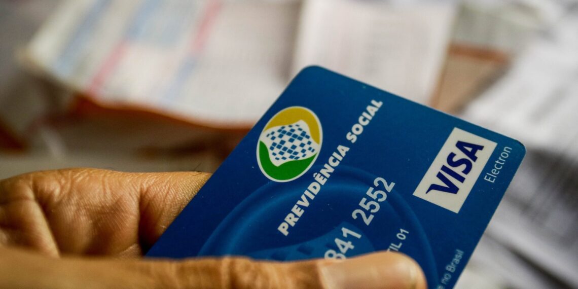 INSS elimina cartão e enxuga até 40% do salário de aposentados