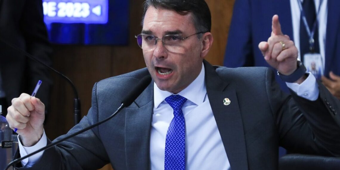 Flavio Bolsonaro defende novo modelo de trabalho e critica escala 6X1