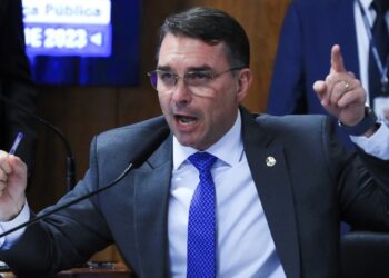 Flavio Bolsonaro defende novo modelo de trabalho e critica escala 6X1