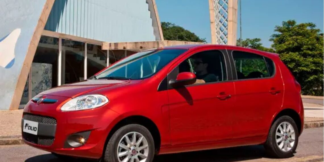 Fiat Palio vermelho estacionado