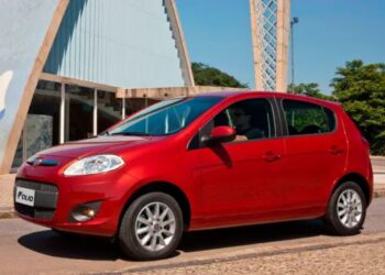 Fiat Palio vermelho estacionado