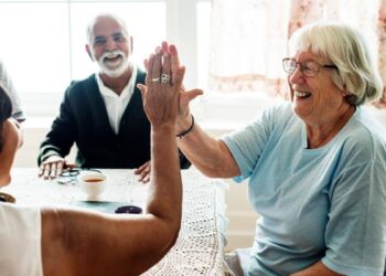 Nova lei libera idosos de 60+ de pagar esta conta; entenda quem tem direito