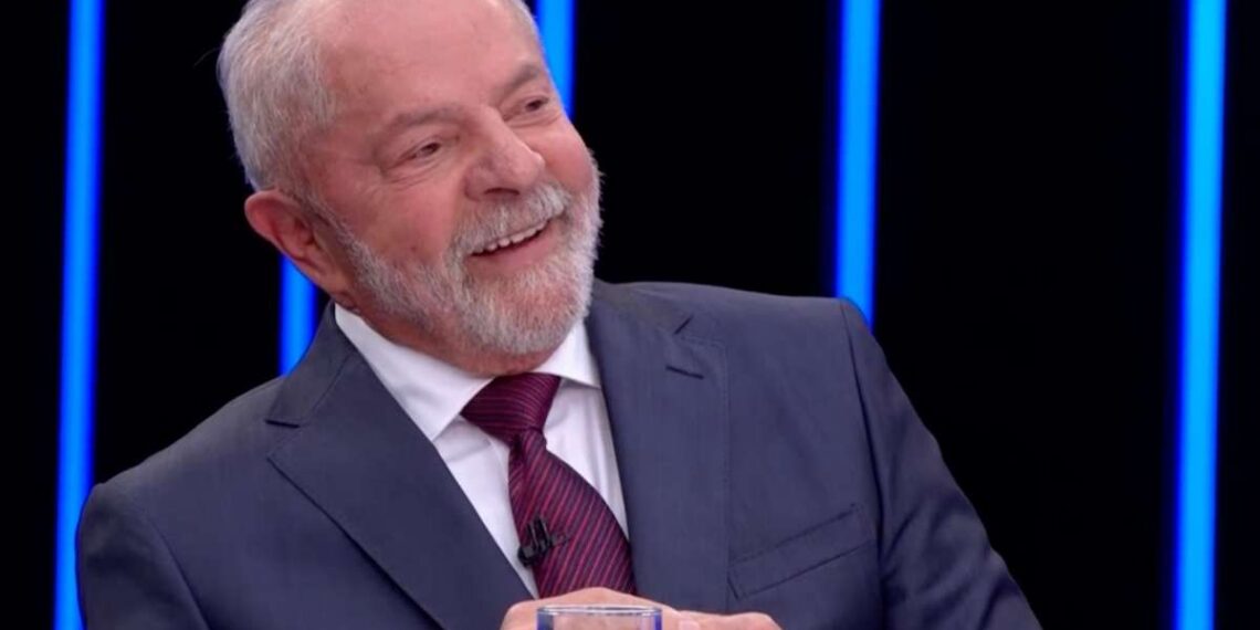 Governo Lula estuda liberar pagamento de benefício social mesmo para quem conseguir emprego
