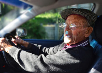 Condutores com 60 anos ou mais recebem atenção especial do Detran em 2026