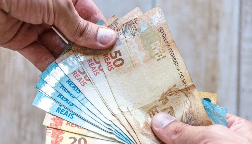 Brasileiros receberão salário antes do previsto e terão até 5 dias de folga
