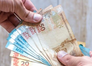 Brasileiros receberão salário antes do previsto e terão até 5 dias de folga