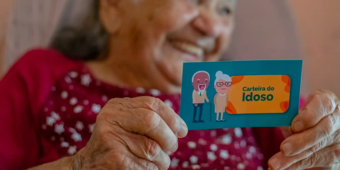 Brasileiros que completam 60 anos em 2026 terão acesso a novo documento com benefícios
