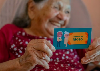 Brasileiros que completam 60 anos em 2026 terão acesso a novo documento com benefícios