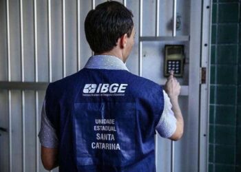 Seleção do IBGE tem 8.238 vagas e salários de até R$ 4 mil; confira