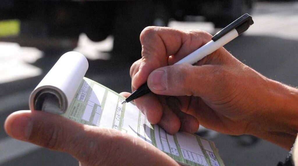 Nova regra dos retrovisores já vale e motoristas podem receber multa de R$ 195