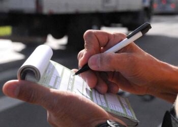 Nova regra dos retrovisores já vale e motoristas podem receber multa de R$ 195