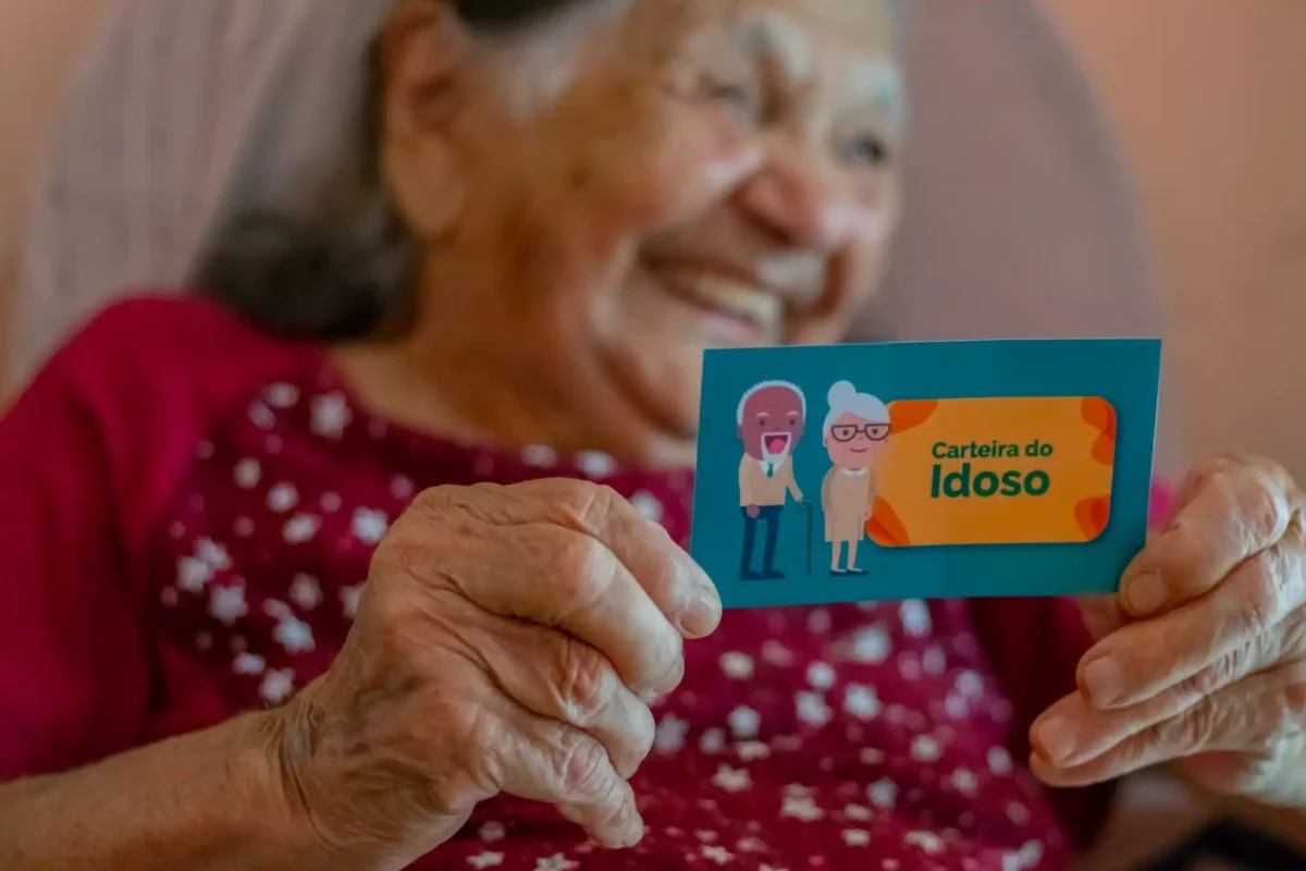 Idosos acima de 60 anos podem solicitar cartão com benefícios que poucos conhecem