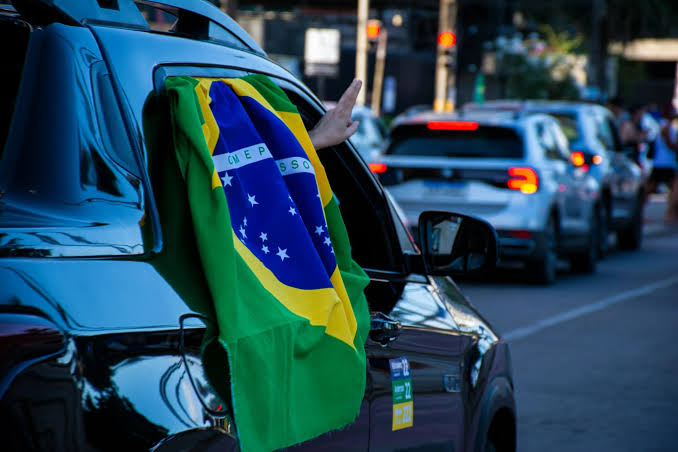 CTB alerta: algumas decorações da Copa podem gerar multas e pontos na CNH