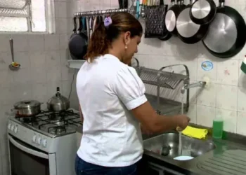 Dona de casa tem direito à aposentadoria? Entenda a regra do INSS que garante o benefício