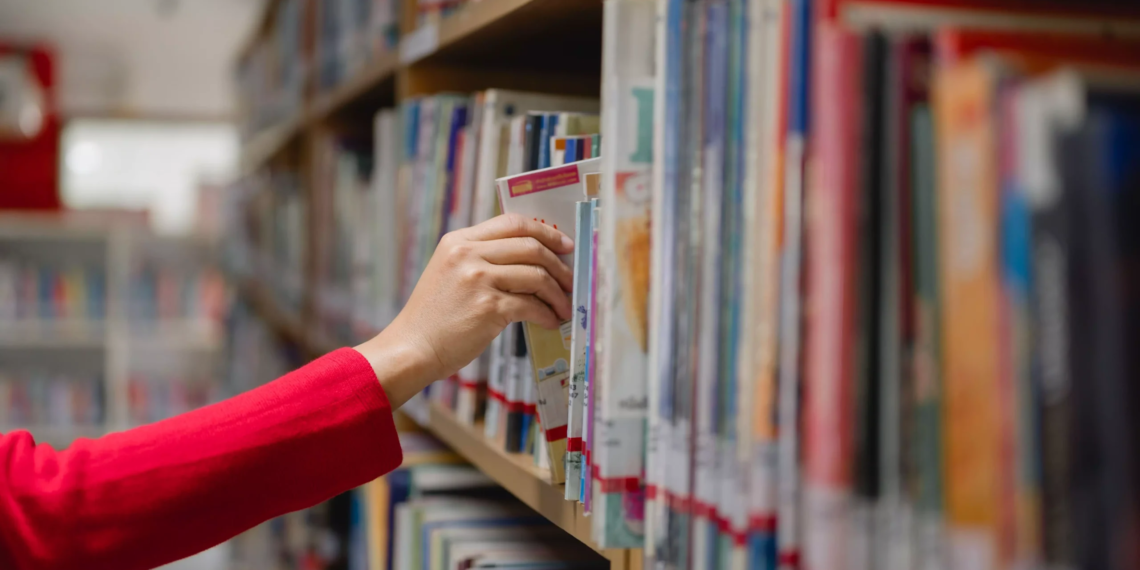 Governo lança programa que paga R$ 100 para brasileiros que lerem livros