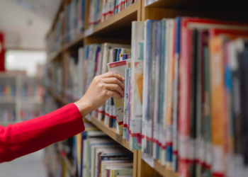 Governo lança programa que paga R$ 100 para brasileiros que lerem livros