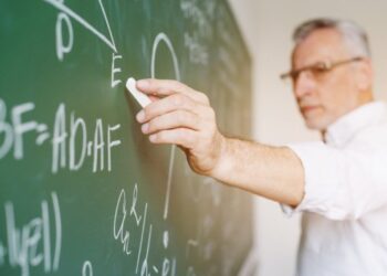 Justiça libera remuneração extra para professores em 2026; veja os valores