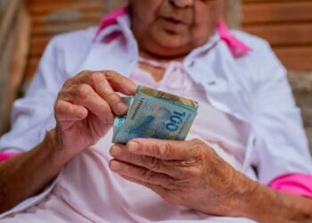 Lei 12.041 garante novo auxílio para idosos que moram sozinhos; veja quem tem direito