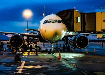 Justiça manda companhia aérea indenizar idosos em R$ 10 mil por voo cancelado