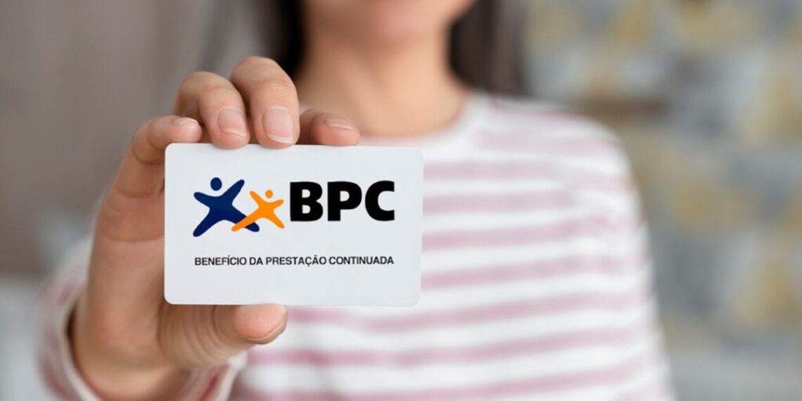 Quem recebe o BPC pode ter direito à aposentadoria do INSS em casos específicos; confira