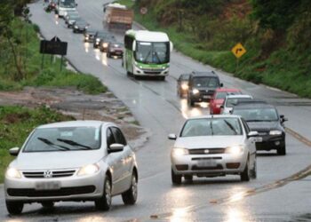 Farol baixo obrigatório volta ao foco da PRF e infração pode custar caroFarol baixo obrigatório volta ao foco da PRF e infração pode custar caro