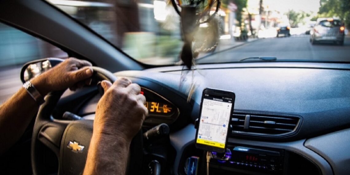Motoristas de aplicativo garantem benefício de 1 salário mínimo; saiba como resgatar