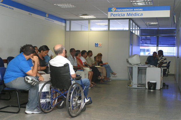 Governo Lula teme guerra com fila do INSS e toma medida que pode mexer no seu bolso