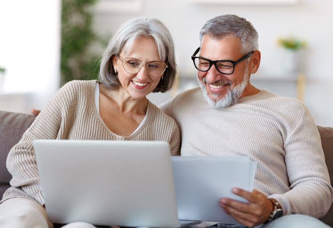 Após os 60 anos, brasileiros ganham direitos que podem aliviar o orçamento