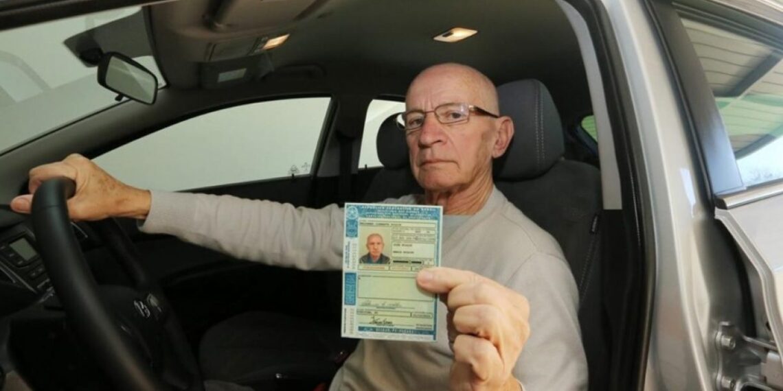 Quem tem 70 anos e dirige precisa cumprir estas exigências para manter a CNH