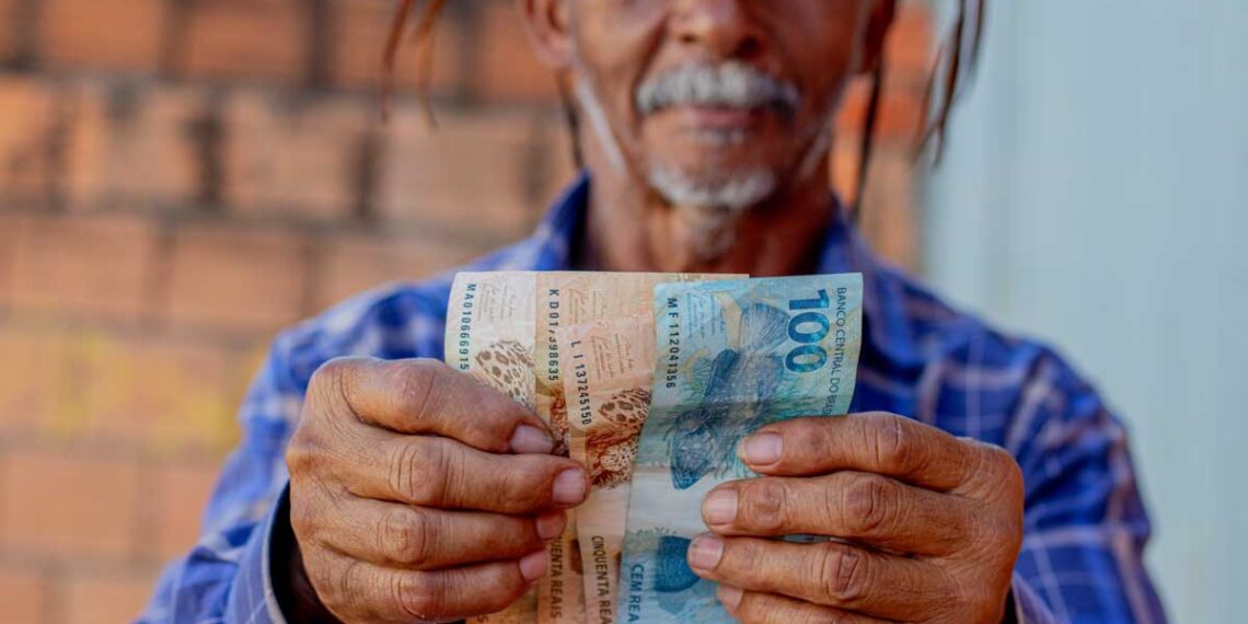 Aposentados e pensionistas: Veja o que você precisa fazer para não perder o benefício em julho