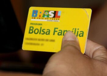 Bolsa Família atende muitas famílias no Brasil.