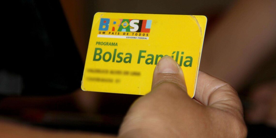 Como fica o Bolsa Família para quem decide morar sozinho? Saiba a resposta!