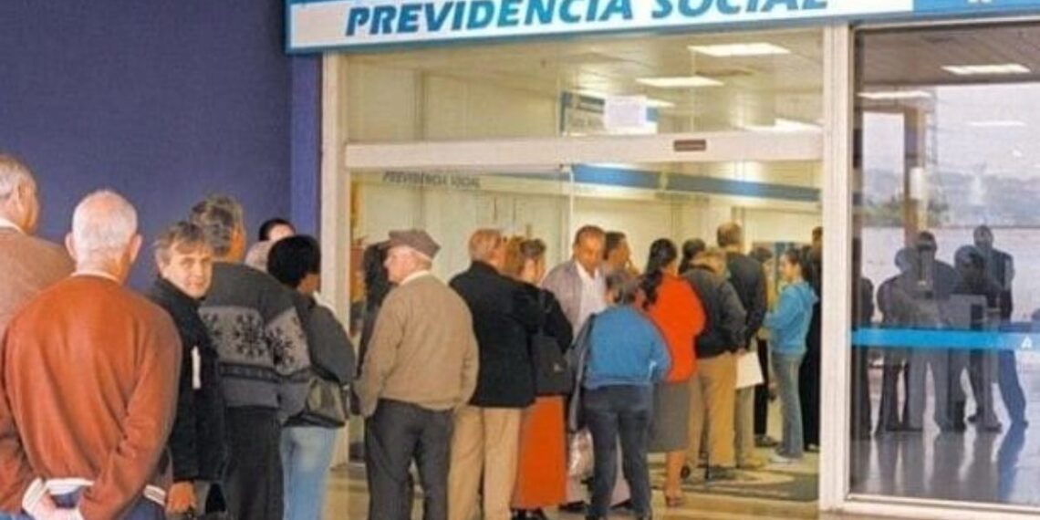 Fila do INSS deixa segurados à espera de aposentadorias e auxílios