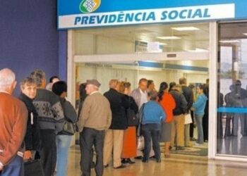 Fila do INSS deixa segurados à espera de aposentadorias e auxílios