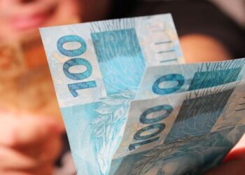 Bolsa Família ajuda muitas famílias do Brasil.